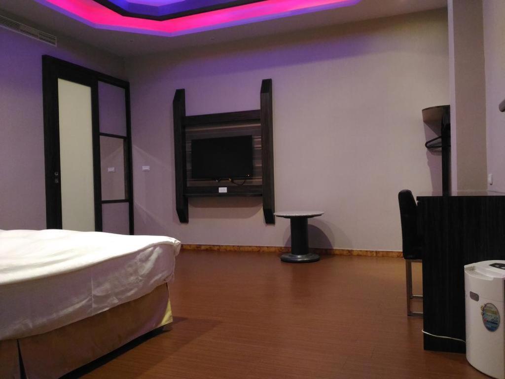 Wei Feng Hotel - Kaohsiung Exterior photo