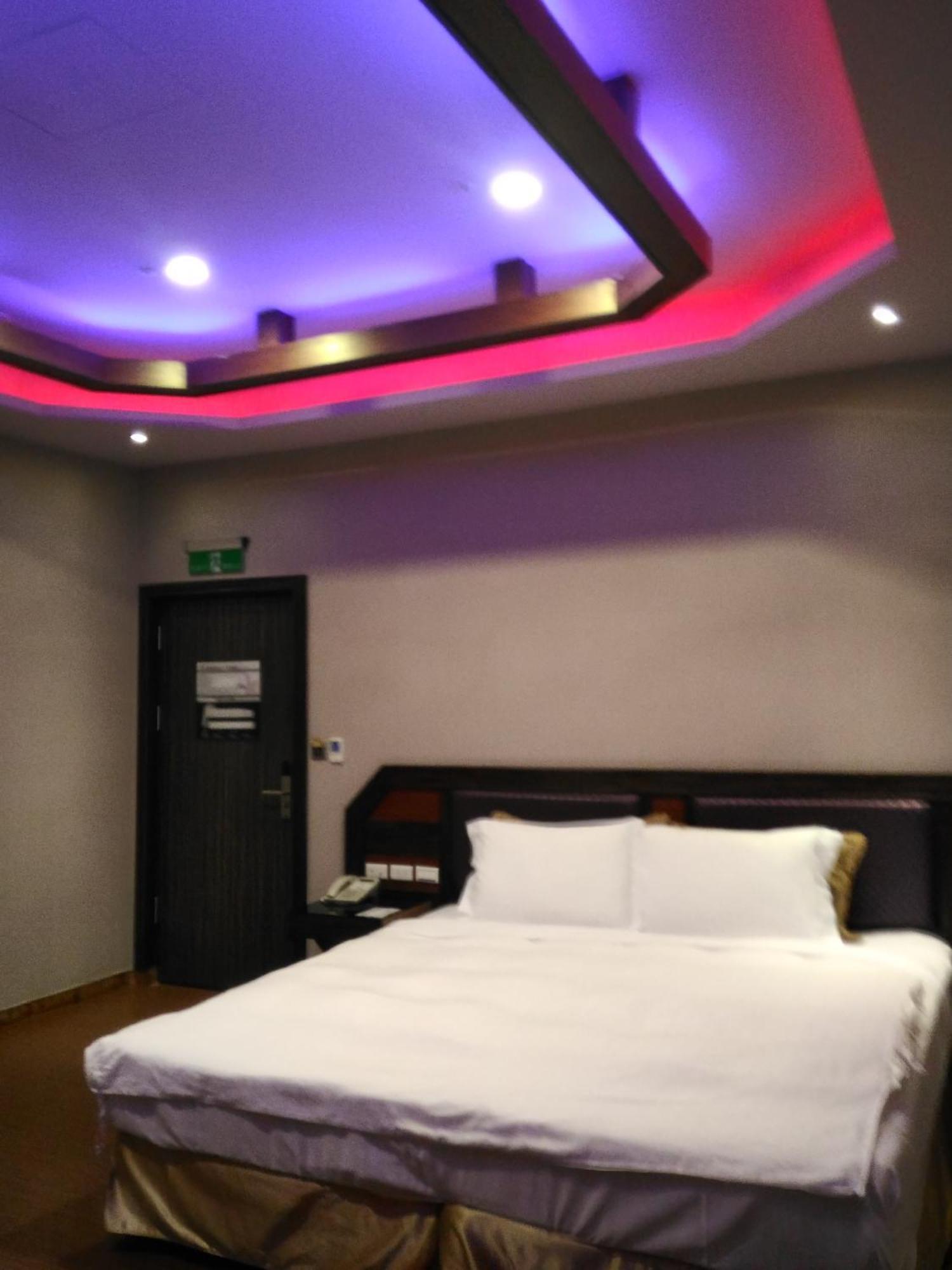 Wei Feng Hotel - Kaohsiung Exterior photo
