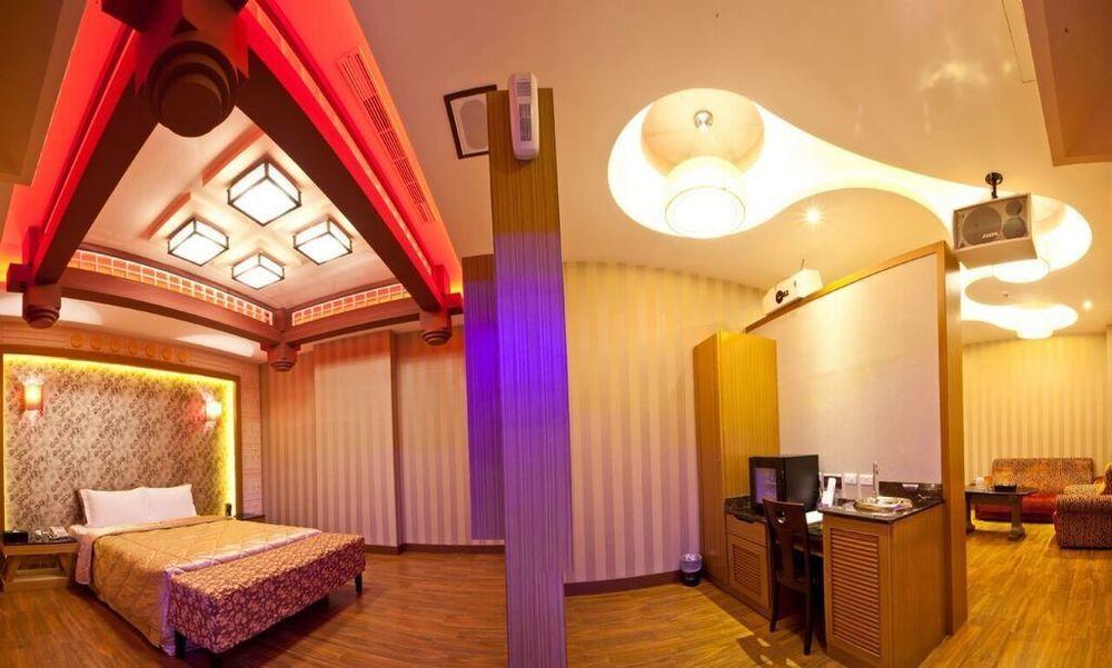Wei Feng Hotel - Kaohsiung Exterior photo
